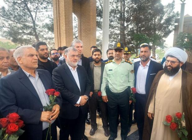 استاندار تهران به مقام شامخ شهدای پاکدشت ادای احترام کرد