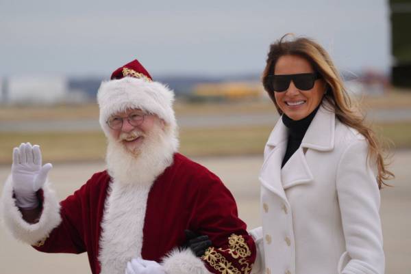 عکس‌های کریسمسی ملانیا ترامپ خبرساز شد!