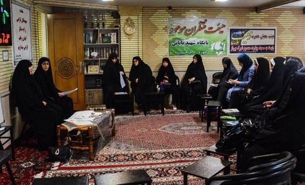 بانویی که در بستر مسجد دختران را چادری و بزرگترها را باسواد می‌کند+عکس