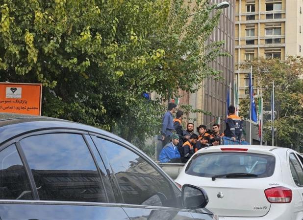 کارگران اتباع با لباس آب و فاضلاب/ مسئولان پاسخ دهند
