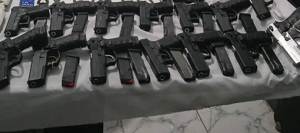 کشف یکصد قبضه سلاح شورشی و یکصد تیغه خشاب در گمرک بازرگان