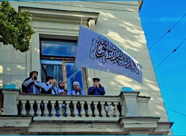 پرچم رسمی دولت طالبان در مسکو برافراشته شد