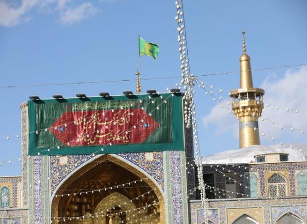 نصب کتیبه های ویژه ولادت امام جواد(ع) در حرم مطهر حضرت رضا(ع)