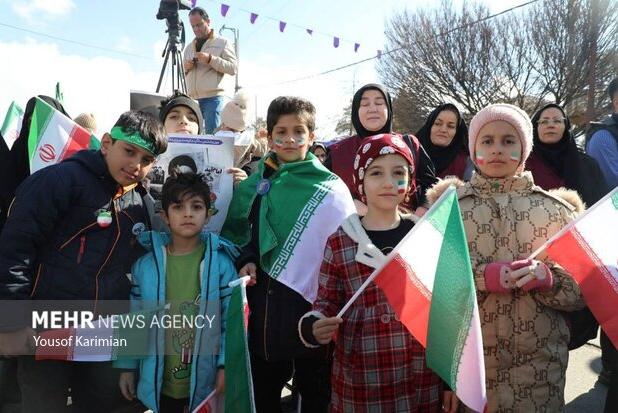 حضور پرشور نوجوانان در راهپیمایی ۲۲ بهمن شهر ایلام