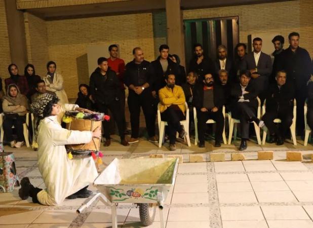 کرمانی ها از اجراهای خیابانی جشنواره تئاتر استانی استقبال ویژه کردند