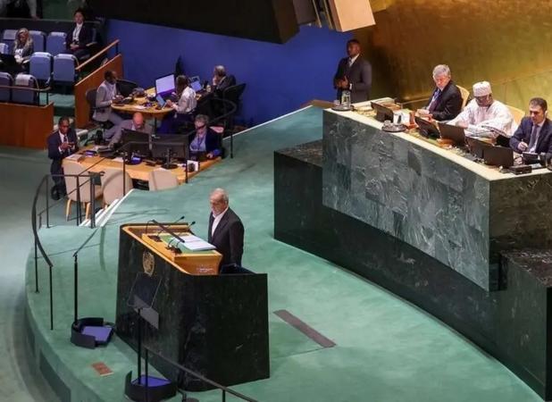 واکنش تند کیهان: حاضرند نشیمنگاه ترامپ را نیز ببوسند!