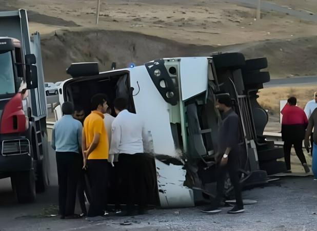 واژگونی مینی‌بوس در محور اهر به ورزقان ۱۹ مصدوم برجای گذاشت