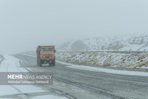 بارش برف در آزادراه شیراز-اصفهان