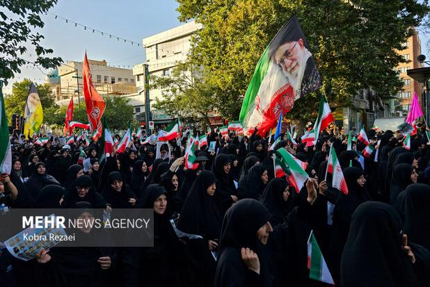 صف‌آرایی هزاران زن شاهرودی در حمایت از انقلاب و رهبری