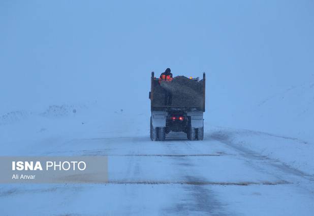 بارش برف در محورهای مواصلاتی اردبیل/ همه راه‌های استان باز است