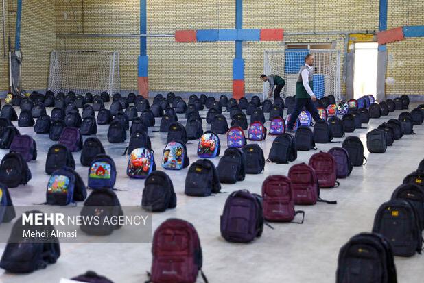 باران مهربانی در کردستان؛ توزیع ۲۵ هزار بسته لوازم‌التحریر