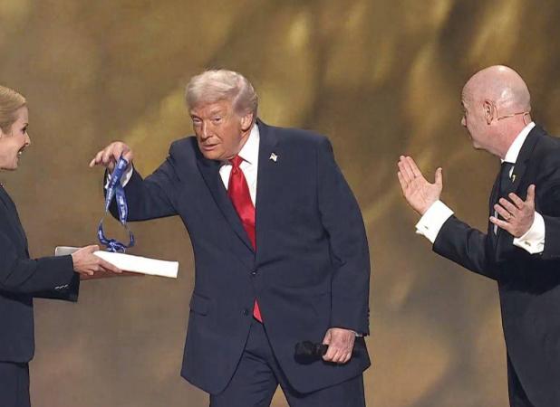 حرکت عجیب ترامپ در مراسم قرعه‌کشی جام جهانی