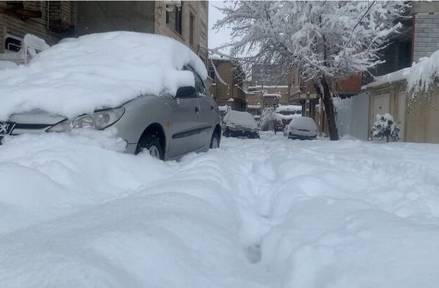 تداوم بارش برف در آذربایجان غربی؛ خودروها زیر برف مدفون شدند