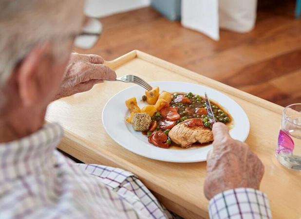 غذا خوردن در تنهایی، تهدیدی جدی برای سلامت سالمندان