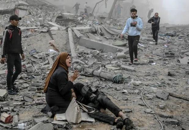 بمباران مناطق مسکونی غزه ده‌ها فلسطینی را به خاک و خون کشید