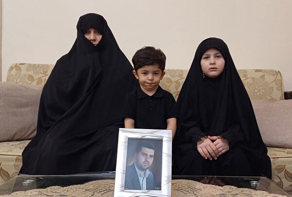 وقتی نگاه اول، دل را ربود؛ گفتگوی صمیمی با همسر و دختر شهید «بزرگی»