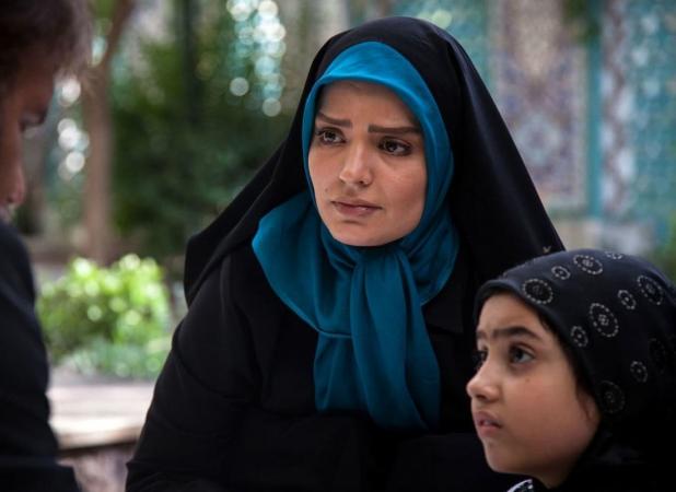 تیپ شیک و سیاه و سفید بازیگر آوای باران در یک مراسم