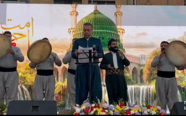 اجرای مولودی خوانی و دف نوازی توسط «پیام عزیزی» در جشن امت احمد سنندج