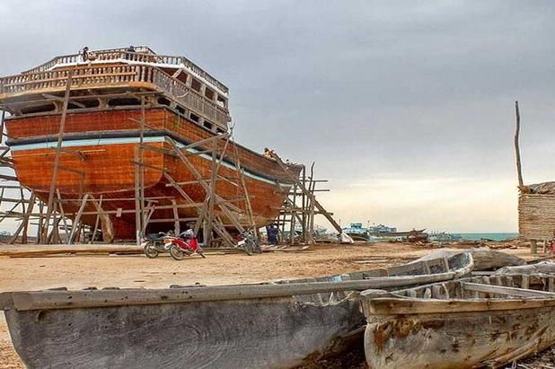 آخرین لنج چوبی ایران در بندر کنگ به آب انداخته می‌شود