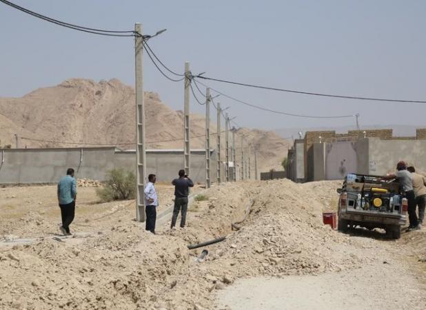 اجرای شبکه توزیع آب در روستای سرتنگ زعفرانی شهرستان مهران