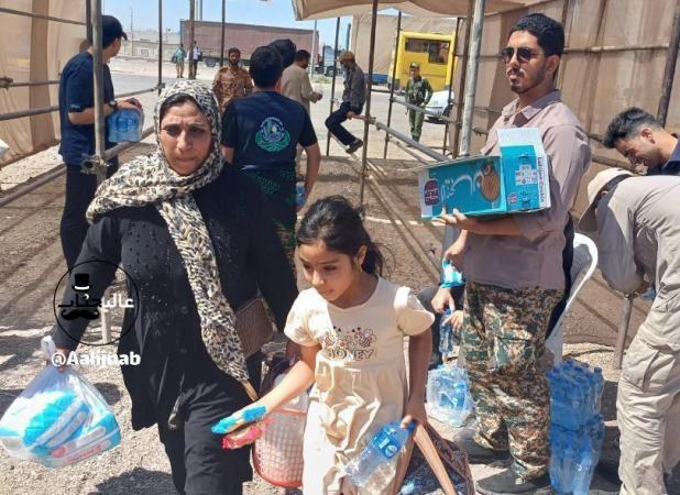 عکسی از پذیرایی ایرانی‌ها از مهاجران افغان‌ در مرز