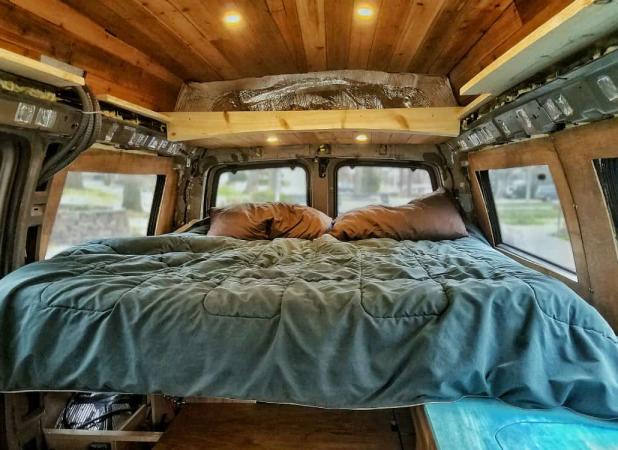 تخت‌خواب متحرک و عجیب پشت وانتی در تهران!