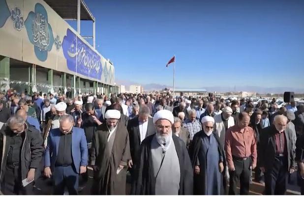 اقامه نماز استسقاء در سمنان؛ دست نیاز به‌ سوی خدای باران