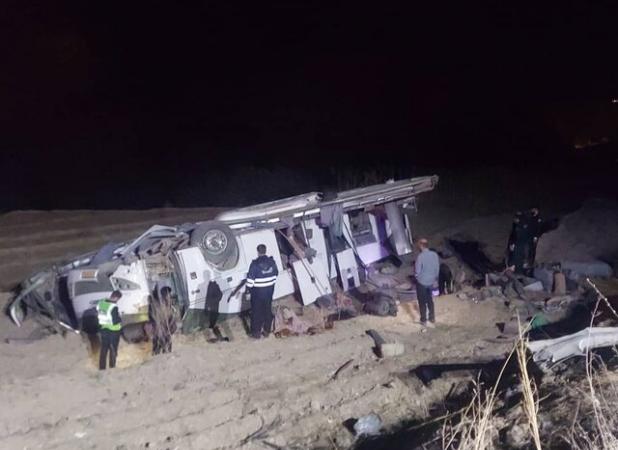 واژگونی یک دستگاه اتوبوس در محور یاسوج اصفهان با ۱۳ مصدوم