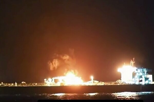 حمله موفقیت‌آمیزارتش یمن به یک کشتی انگلیسی+فیلم