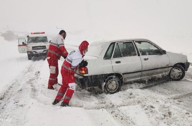 امداد رسانی به خودروهای گرفتار در برف در نهاوند