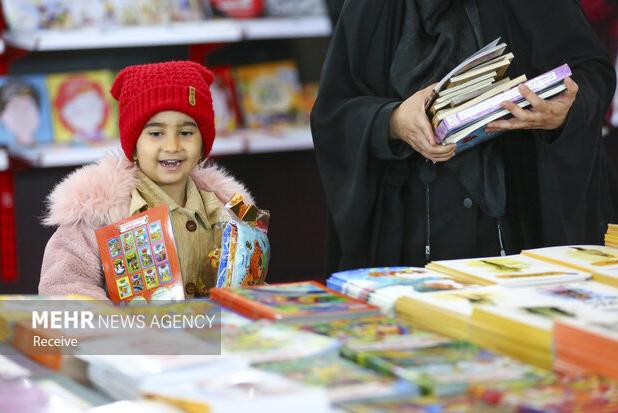 آئین رونمایی از کتاب بازی‌ها و شعرهای محلی در بندرعباس