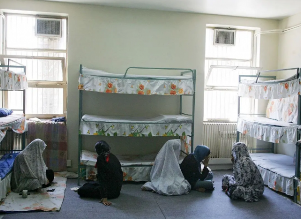 اگر آقایی برای خانومی دسته چک گرفت، از عاقبت کار بترس!