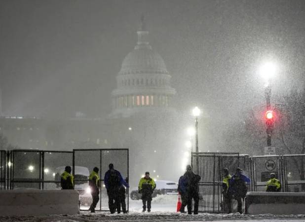 اعلام وضعیت اضطراری در ۱۸ ایالت آمریکا