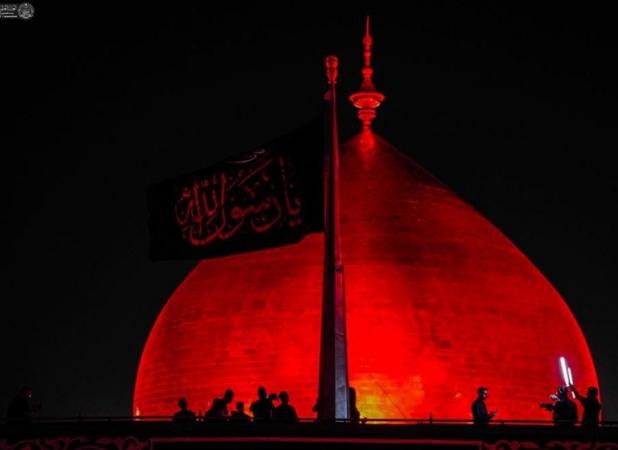 پرچم عزای پیامبر اکرم (ص) بر فراز گنبد حرم امام علی (ع) برافراشته شد + عکس