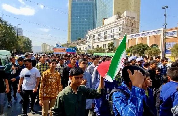 راهپیمایی دانش آموزان مشهدی از مهدیه تا حرم رضوی