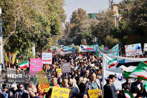 نمایش اقتدار و شعور استکبارستیزی آذری ها؛دانش آموزان: پای انقلاب هستیم