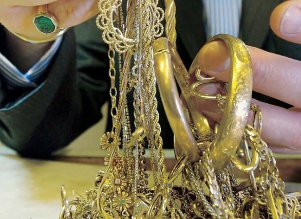 سارق طلاجات منزل مسکونی در کبودرآهنگ دستگیر شد