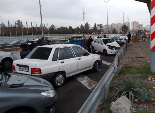 اورژانس از تصادف ۱۱ خودرو در اتوبان تهران-پردیس و مصدومیت ۳ نفر خبرداد