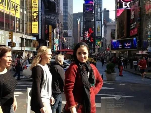 گلرخِ سریال از یاد رفته با دامن در خیابان‌های نیویورک!