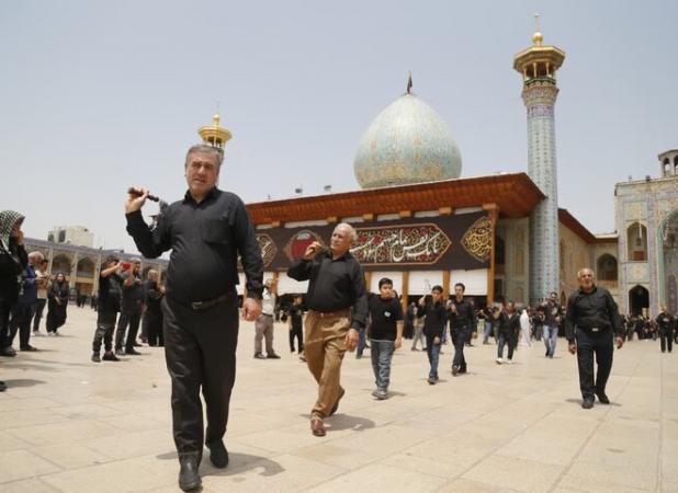 عزاداری و زنجیرزنی ظهر عاشورا در حرم مطهر حضرت شاهچراغ(ع)