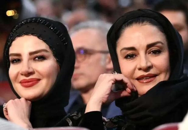 قاب دوست‌داشتنی ملیکا و مریلا زارعی در یک کافه