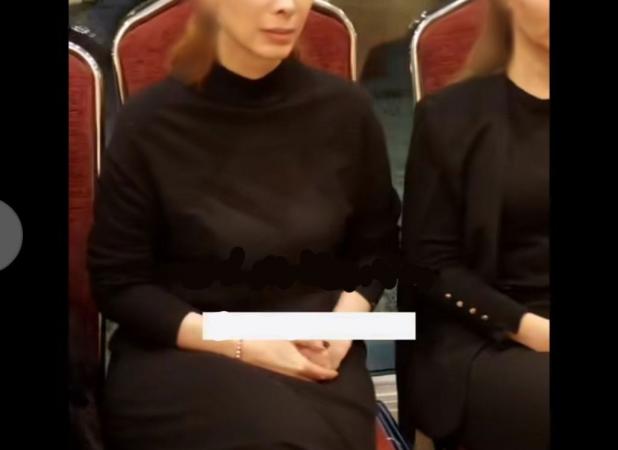 چهره سراسر غم و اندوه سحر زکریا در ختم پدرش