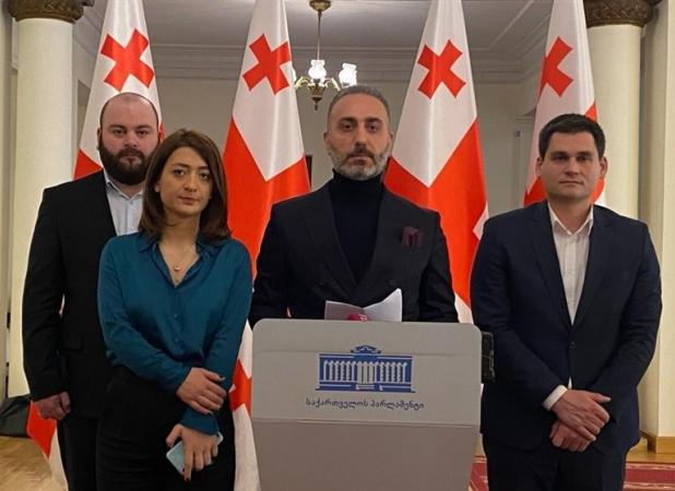 پایان تحریم یک‌ساله پارلمان گرجستان؛ اعتراف حزب گاخاریا به شکست «سیاست خیابانی»