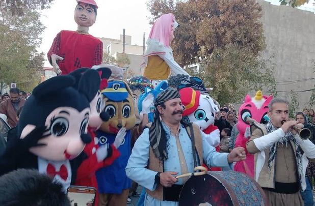 کارناوال شاد هنرمندان در بیجار آغازگر سی‌وششمین جشنواره تئاتر کردستان