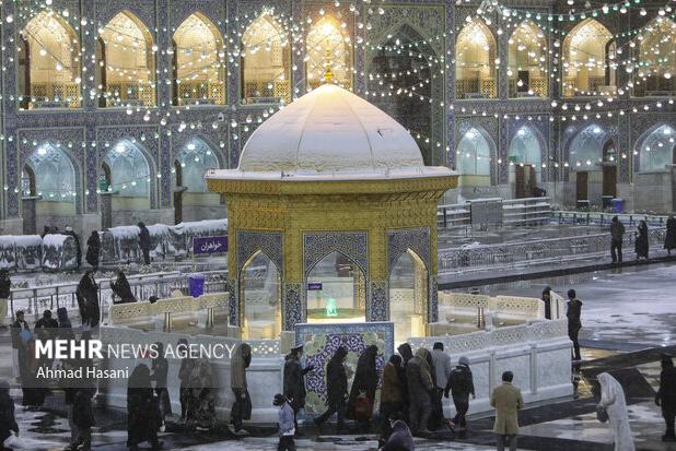 قابی تماشایی از اولین بارش برف امسال در حرم مطهر رضوی