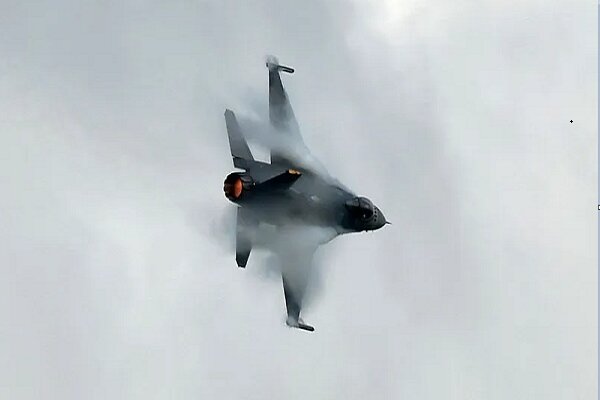 لحظه سقوط یک جنگنده در فرودگاه دبی+ عکس و فیلم