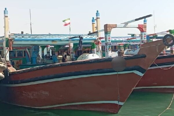 شناور حامل سوخت قاچاق در آب‌های بندر خمیر توقیف شد