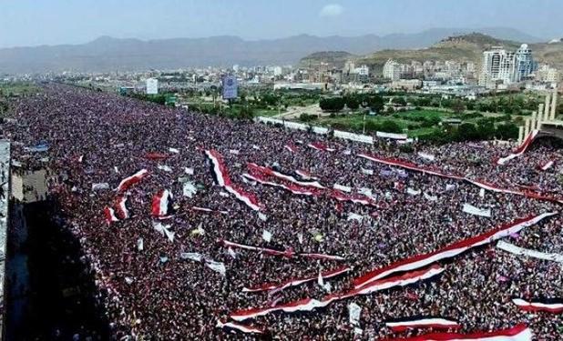 تظاهرات گسترده یمنی‌ها در هشتمین سالروز جنگ