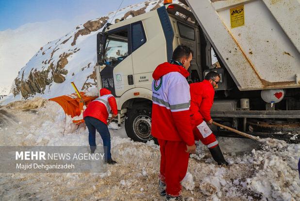انتقال مصدومان در شب‌های برفی چالش نیروهای هلال احمر اصفهان است