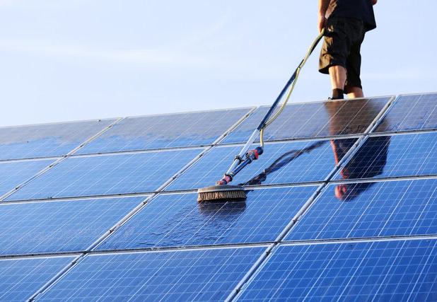 نوآوری بومی در خدمت انرژی پاک/ تولید نخستین شوینده تخصصی پنل‌های خورشیدی در ایران